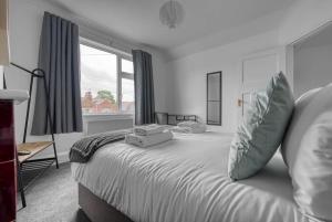 诺丁汉Stylish Home - Fast Wi-Fi-FREE Parking的卧室配有一张大白色床和窗户