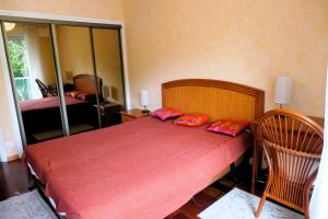 阿卡雄Cosy cocoon with terrace near the sea的一间卧室配有红色床单和红色枕头。