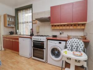 莫克姆382 on the Bay的厨房配有洗衣机和洗碗机。