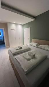 萨拉热窝Villa Aida的一间卧室配有两张带毛巾的床