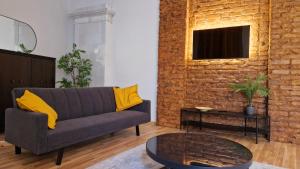 里加ATF Apartments的带沙发和砖墙的客厅