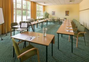 开姆尼茨开姆尼茨公园琥珀酒店的教室里配有桌椅