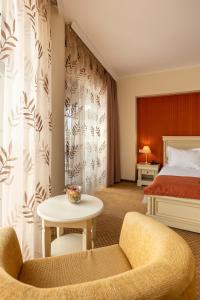 马马亚夏威夷酒店的酒店客房带一张床、一张桌子和椅子