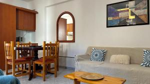 古瓦伊Kagiabis' Home的客厅配有沙发和桌子