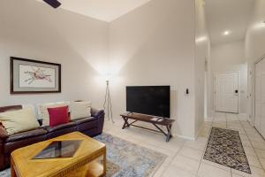 土桑Tucson National #8689的带沙发和平面电视的客厅