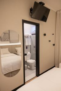 弗朗卡Morada Inn Hotel的配有床和卫生间的镜子