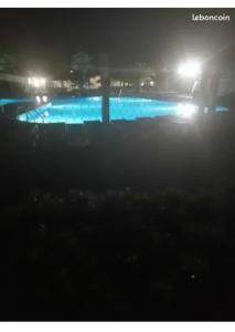 雷日卡普费雷sweet mobil-home的夜间游泳池,灯光照亮
