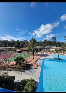 雷日卡普费雷sweet mobil-home的享有度假村游泳池的景致