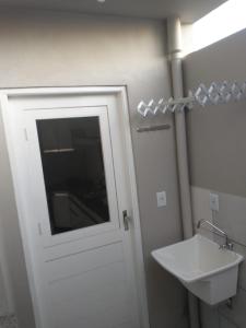 Venâncio AiresResidencial Adventus II的浴室设有白色门和水槽