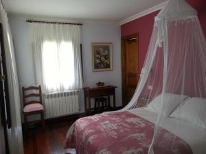 Pesaguero-La Parte波萨达萨尔瓦多酒店的一间卧室配有一张带天蓬的床
