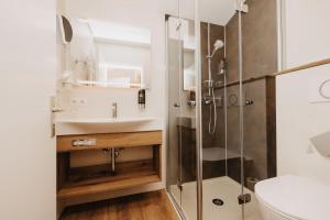 弗拉绍加尼塔伦霍夫公寓式酒店的带淋浴和盥洗盆的浴室