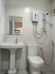 丹那拉打Ar Rayyan Hotel的浴室配有卫生间、盥洗盆和淋浴。