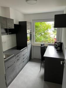 黑尔戈兰岛Hanse Bremerhavener的厨房设有水槽和窗户。