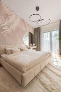 里加Luxurious penthouse with parking的一间白色的大卧室,配有一张白色的大床
