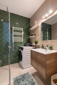 里加Luxurious penthouse with parking的带淋浴、盥洗盆和洗衣机的浴室