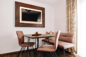 弗拉绍加尼塔伦霍夫公寓式酒店的餐桌、椅子和镜子