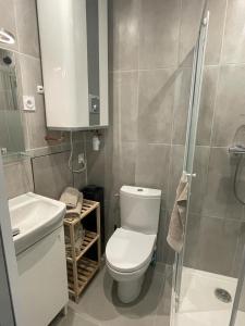 巴黎SYDEL的浴室配有卫生间、盥洗盆和淋浴。