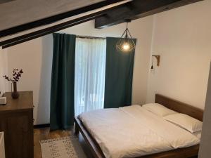 波亚纳默鲁卢伊Cabana Dintre Fagi的一间卧室设有一张床和一个大窗户
