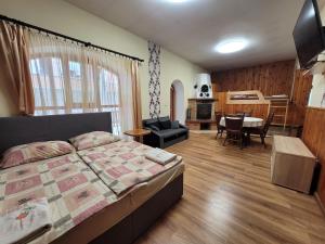 什图罗沃珂索旅馆的一间卧室设有一张床和一间客厅。