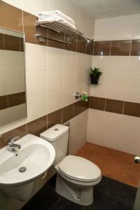 怡保Hotel Eastana Ipoh的浴室配有白色卫生间和盥洗盆。