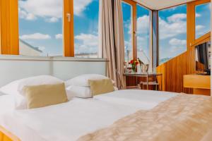 布拉格Wenceslas Square Hotel - Czech Leading Hotels的卧室设有白色的床和大窗户