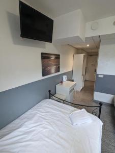 乌得勒支Hotel-Chao NL 24 hours open的卧室配有白色的床和平面电视。