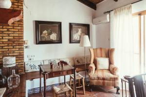 加的斯Casa Dehesa de las yeguas的客房配有书桌、椅子和灯具