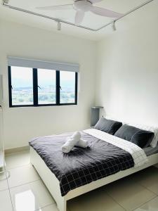 蕉赖Traders garden c180的白色卧室设有一张大床和窗户