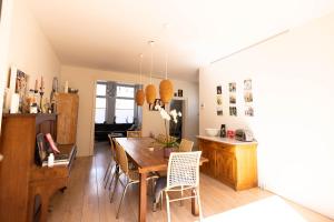 哈莱姆B&B Brouwersvaart的厨房以及带木桌和椅子的用餐室。