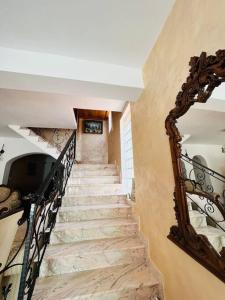 莫内亚萨Casa Ana的一座带镜子的房屋内的楼梯