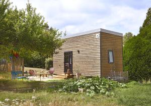 韦尔图La tiny house de la Blandinière的小屋配有桌椅