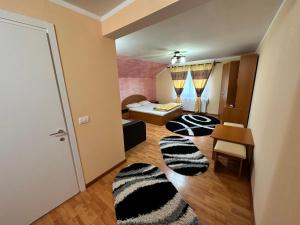 Statjunea BorsaPensiunea 3flori de Colț的一间位于地板上的客房和一间卧室