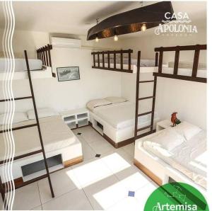 危地马拉Casa Apolonia的一间房间,设有三张双层床