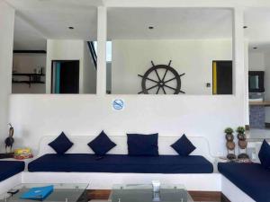 危地马拉Casa Apolonia的客厅配有蓝色的沙发和墙上的轮子