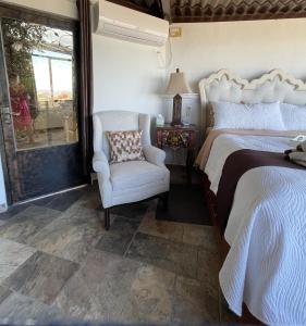 圣米格尔-德阿连德Casa Grande Luxury Boutique Hotel的卧室配有床、椅子和窗户。