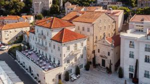 帕里斯特Heritage Grand Perast By Rixos的城市建筑物的空中景观