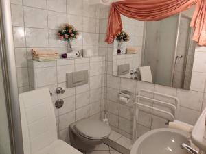 施内沃丁根Landhaus Heide的白色的浴室设有卫生间和水槽。
