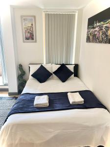 伦敦White chapel Holiday 2 Bedroom Apartment的一间卧室配有一张大床和两条毛巾