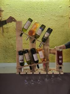 奥林波斯Simurg Evleri Olympos的葡萄酒架,包括葡萄酒瓶和酒杯