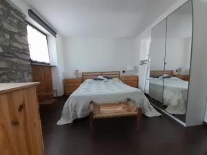 RoisanArtemisia的一间卧室配有一张床和一面大镜子
