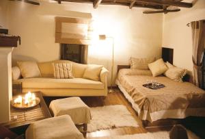 维兹伊萨Santikos Mansion的带沙发、床和桌子的客厅