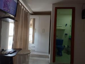 卡塔赫纳Alojamiento San Felipe的客房设有带卫生间的浴室和电视。