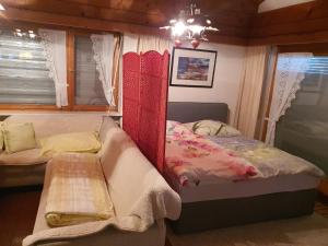 SchlinsDreamlandRanch Vorarlberg的一间卧室配有一张床和长凳