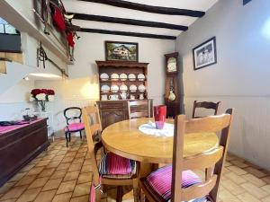 乌瑞基尼Chambres d'hôtes MANTTU的厨房以及带桌椅的用餐室。