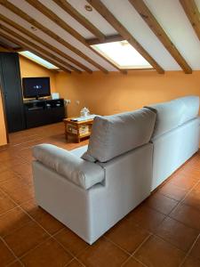 RibadedevaCasa Balmori El Peral的带沙发和电视的客厅