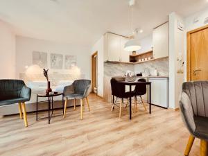 索非亚Apart-Hotels-Sofia, AHS的厨房以及带桌椅的起居室。