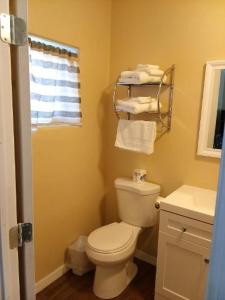 德明BUTTERFIELD STAGE MOTEL的浴室配有白色卫生间和盥洗盆。