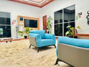 马富施Pelican Beach Maafushi的客厅配有两把椅子和一张沙发
