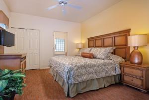 奥罗谷世誉多彩牧场公寓式酒店的一间卧室配有一张床和一台平面电视