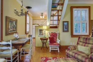 WashingtonRomantic Cottage in Washington Historic District的一间带桌椅和楼梯的客厅